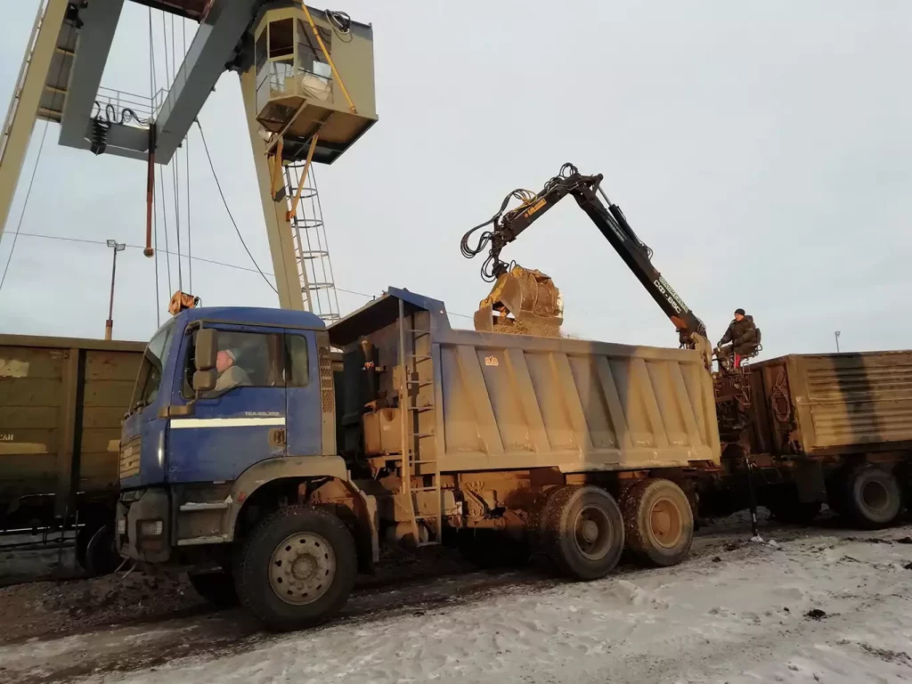 Выгрузка щебня КМУ с грейфером Новаком29