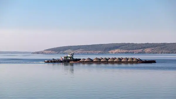 доставка щебня водным транспортом (баржами)